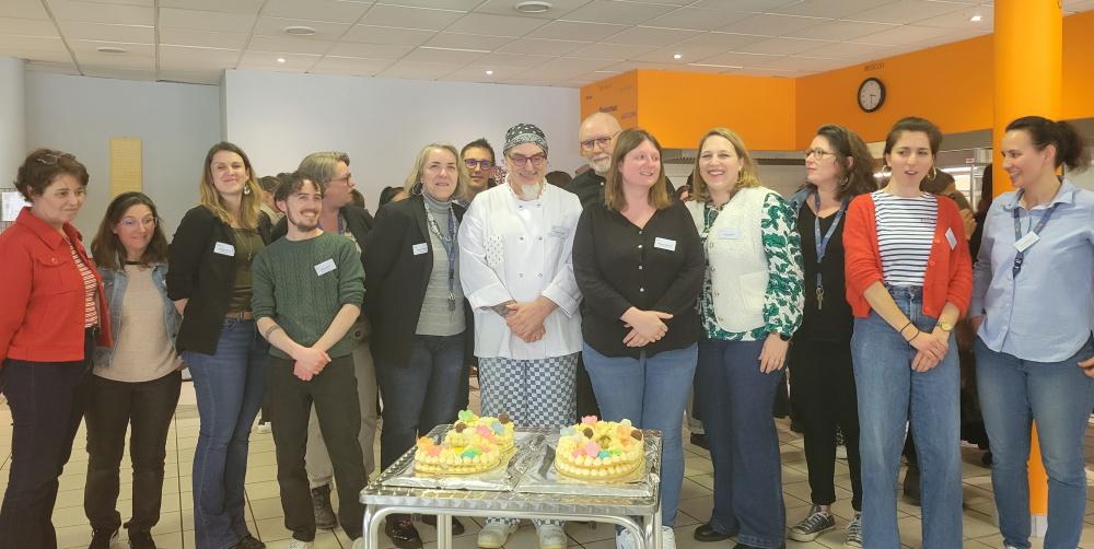 L'équipe des permanents de Prélude à Rennes devant le number cake des 30 ans