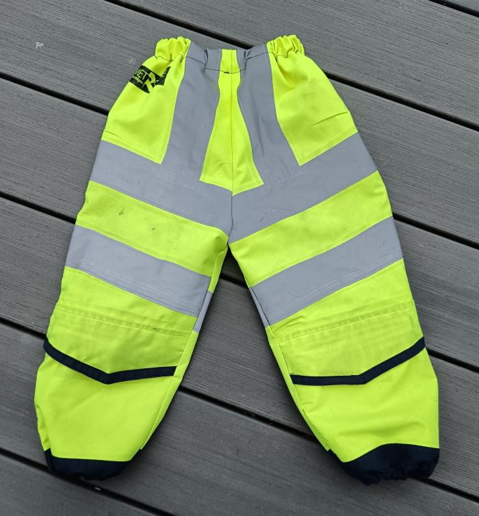 Sur-pantalon pour enfant recyclé à partir de tenues des agents municipaux de la ville de Rennes