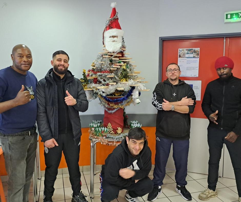 Les salariés en insertion de PHC à Prélude Rennes devant leur sapin décoré