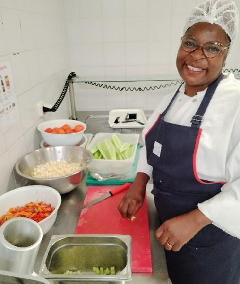 personne découpant des légumes dans une cuisine de restaurant