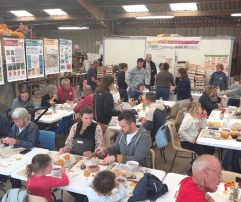 personnes attablées prenant leur petit déjeuner sous un hangar