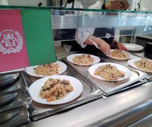 Des assiettes d'un plat à base de riz sont prêtes à être servies au restaurant Prélude