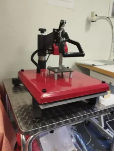 presse de marquage pour la personnalisation du textile à l'atelier couture de Prélude