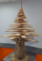 Construction d'un sapin en palettes recyclées par Prélude Rennes